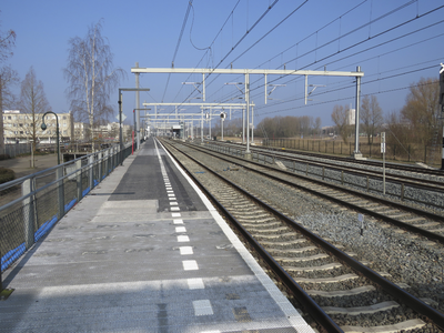 907456 Gezicht over de sporen bij het N.S.-station Utrecht Lunetten aan het Furkaplateau te Utrecht.